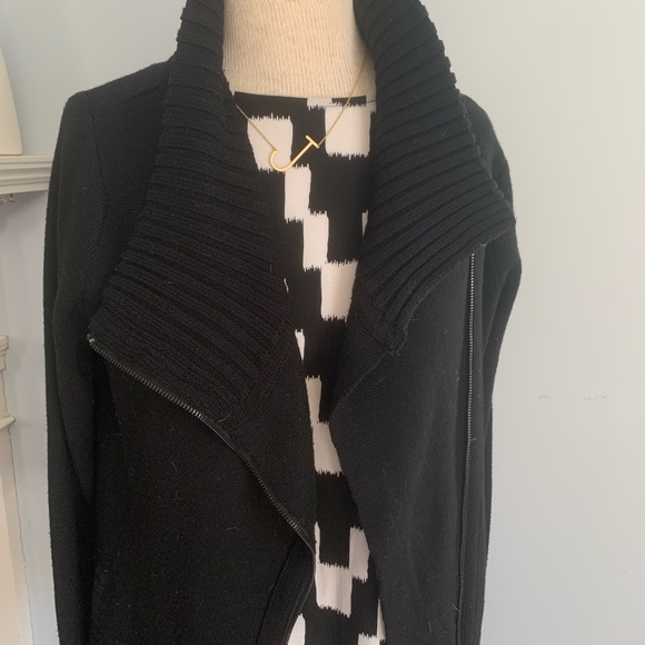 black & white graphic top split back vent by Old Navy chevron zig zag ikat style - Picture 12 of 16